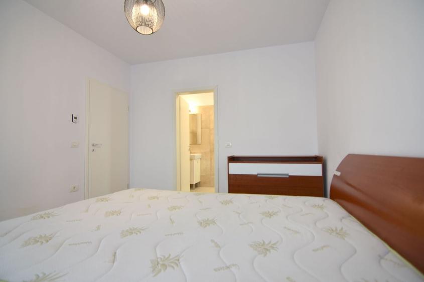 Apartament cu 3 camere semidecomandat, mobilat în Aradului