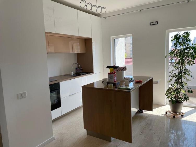 Apartament cu 3 camere semidecomandat în Doamna Ghica