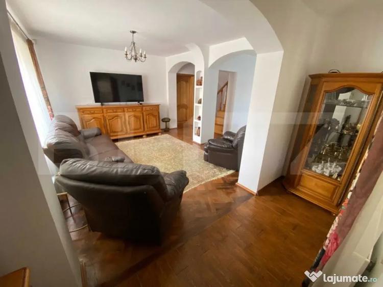 Casă cu 7 camere cu Teren 587 Mp în Valea