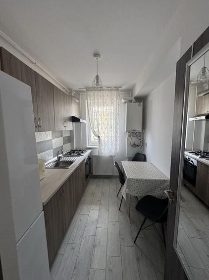 Apartament cu 2 camere decomandat în Tractorul