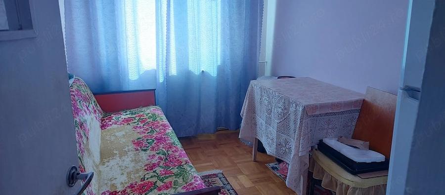 Apartament cu 3 camere semidecomandat, mobilat în Central