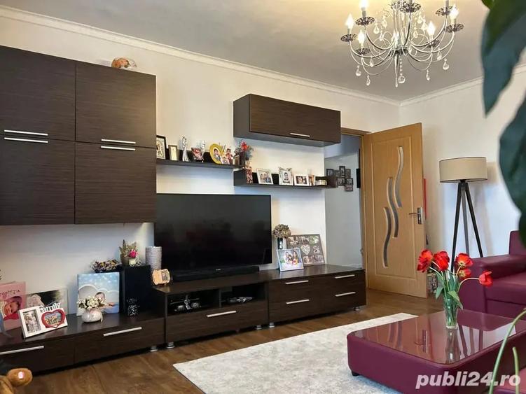 Apartament cu 3 camere decomandat în 1 Decembrie