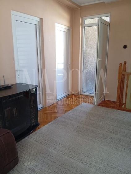 Casă individuală cu 8 camere cu Canalizare în Central