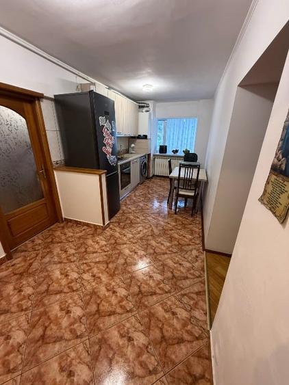 Apartament cu 3 camere decomandat, mobilat în Tei