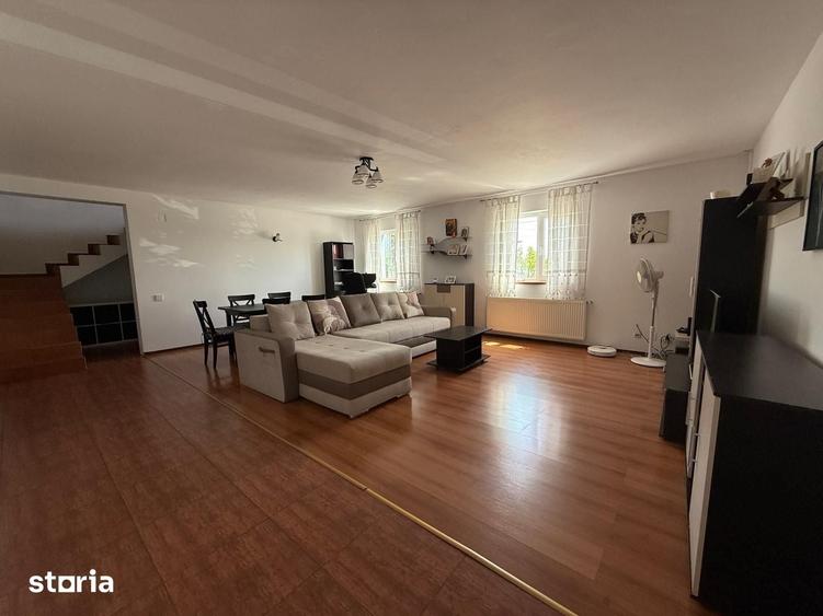 Casă cu 5 camere cu Teren 4000 Mp în Florești