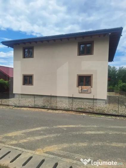 Casă cu 7 camere cu Teren 1000 Mp în Central
