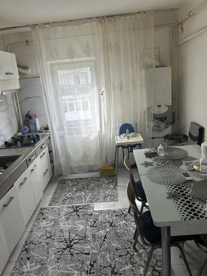 Apartament cu 4 camere decomandat în Craiovița Nouă