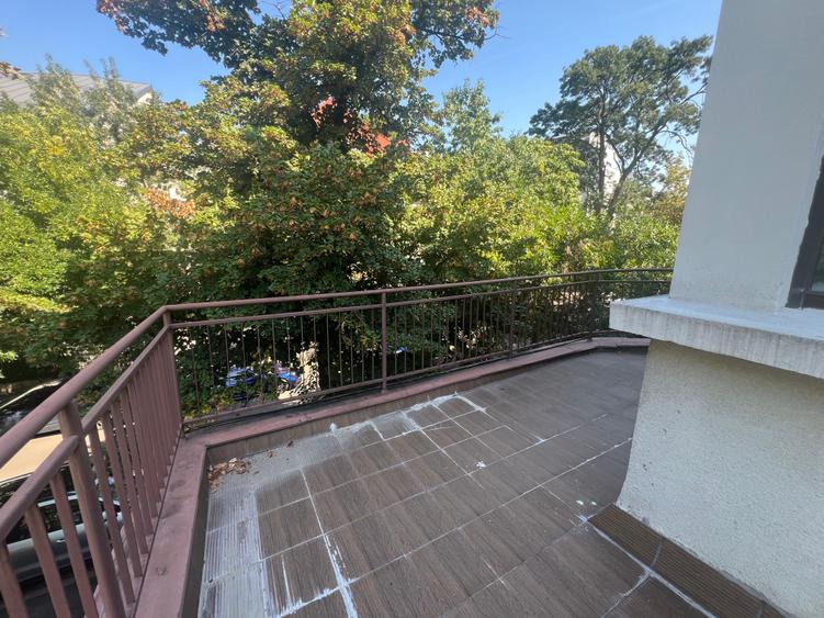 Apartament cu 4 camere decomandat în Capitale