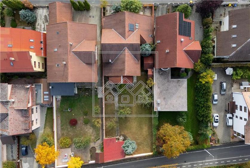Casă individuală cu 8 camere cu Teren 962 Mp în Sub Arini