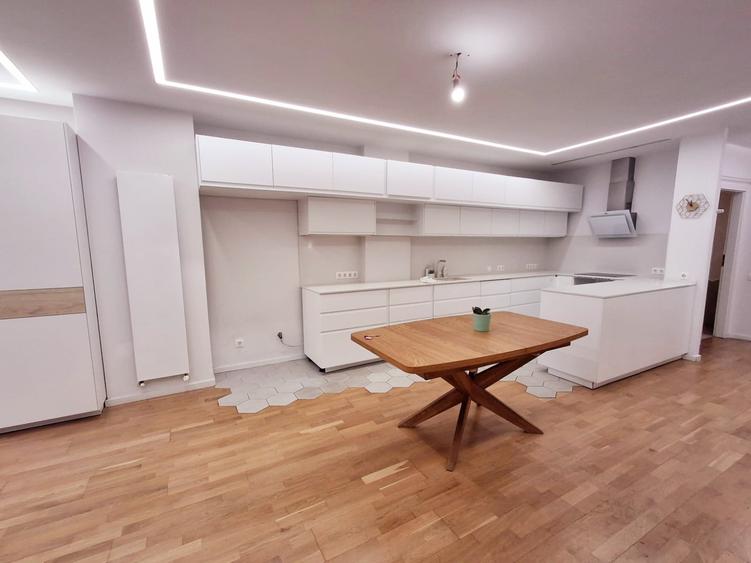 Casă cu 7 camere cu Teren 100 Mp în Barbu Văcărescu
