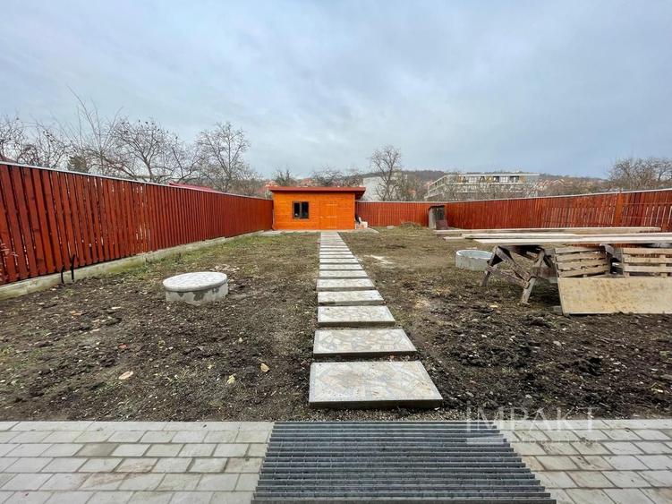 Casă individuală cu 7 camere decomandat cu Canalizare în Iris