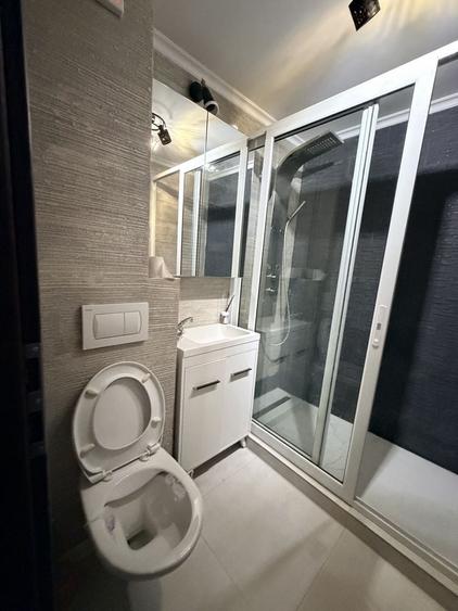 Apartament cu 3 camere semidecomandat în Independenței