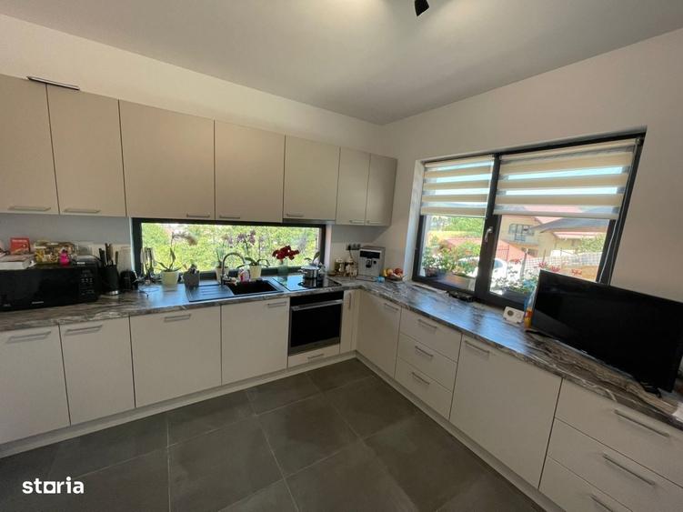 Casa individuala de vanzare cu 4 camere, amplasata pe un teren de 412 - 10