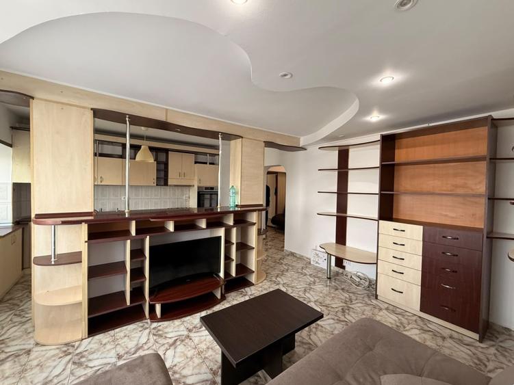 Apartament cu 3 camere decomandat, mobilat în Nicolina