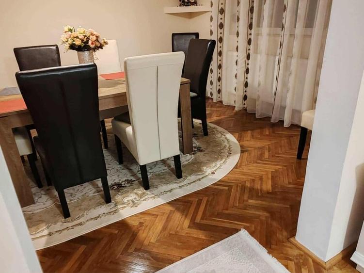 Casă individuală cu 6 camere cu Canalizare în Titulescu