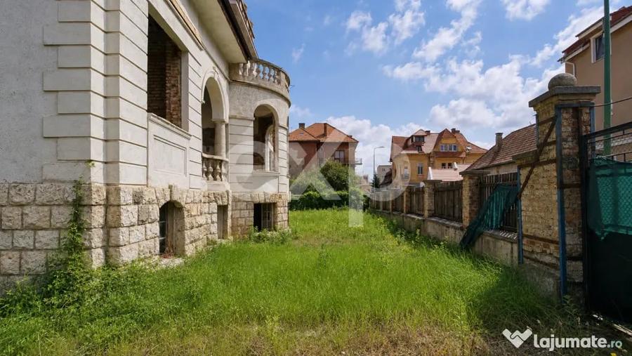 Casă cu 7 camere cu Teren 1048 Mp în Central