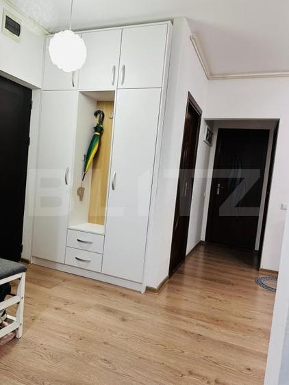 Apartament cu 3 camere semidecomandat, mobilat în Iris