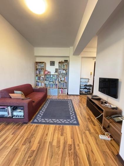 Apartament cu 3 camere semidecomandat în Tătărași