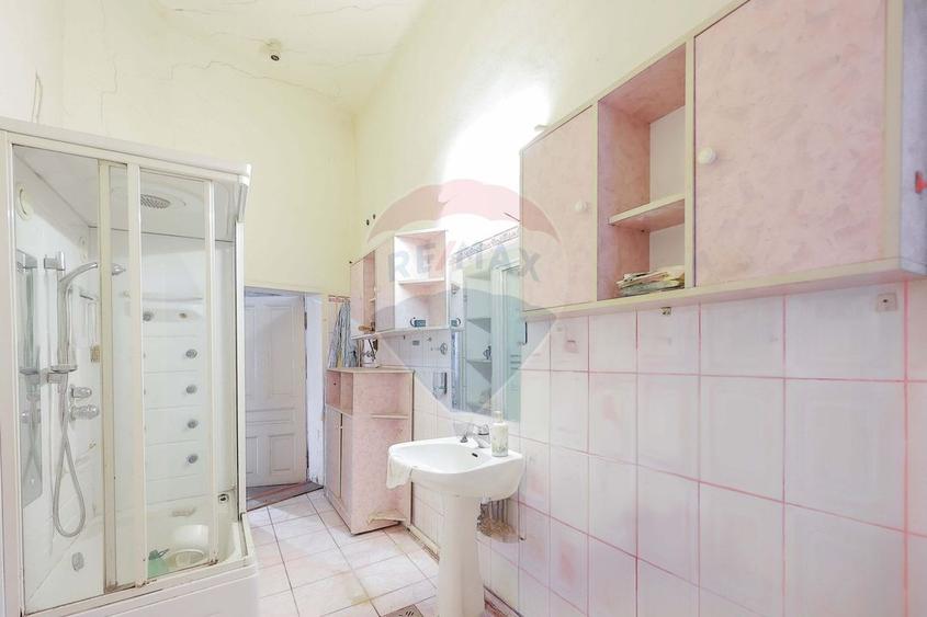 Apartament cu 4 camere semidecomandat în Central