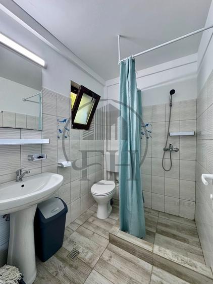 Casă individuală cu 16 camere cu Canalizare în Vest