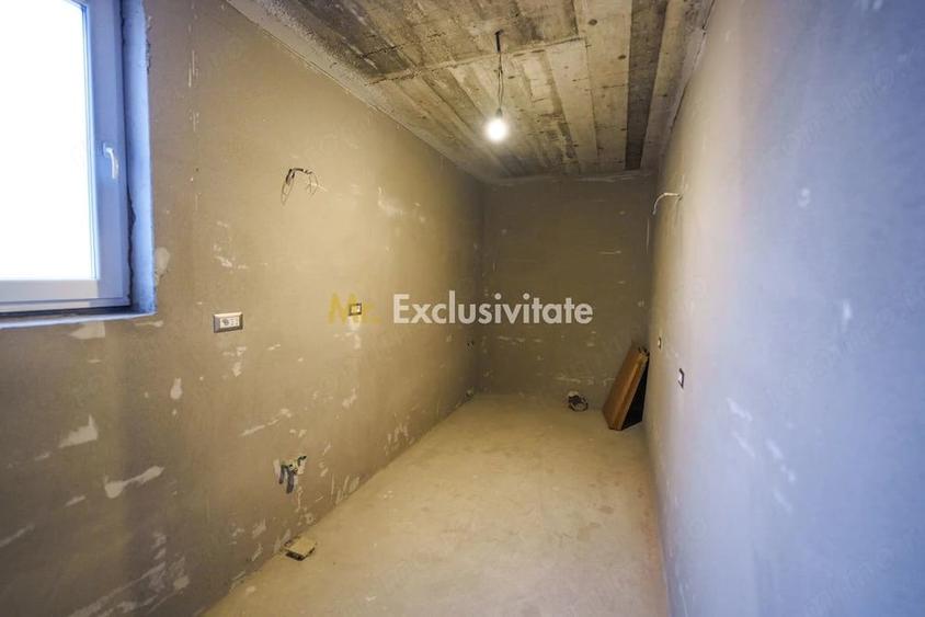 Casă cu 8 camere cu Teren 265 Mp în Romanești