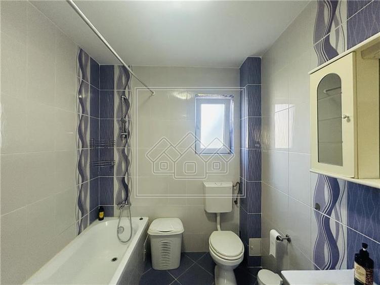 Apartament cu 3 camere decomandat în Turnișor