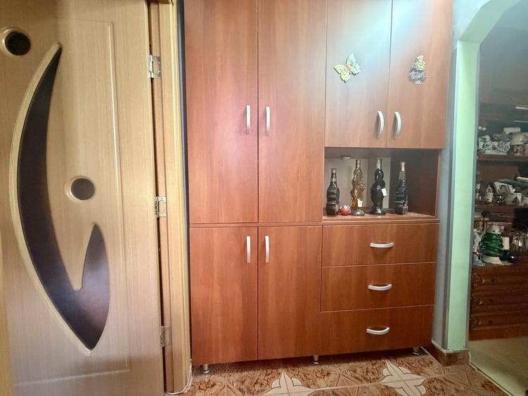 Apartament cu 3 camere semidecomandat în Aradului