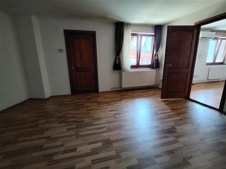 Duplex cu 6 camere cu Canalizare în 1 Decembrie 1918