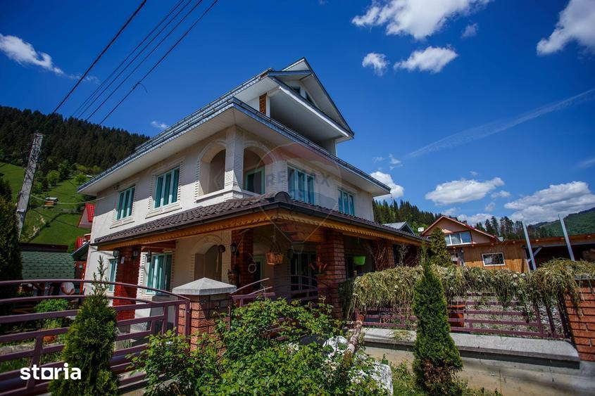 Casă cu 6 camere decomandat cu Teren 1100 Mp în Borca