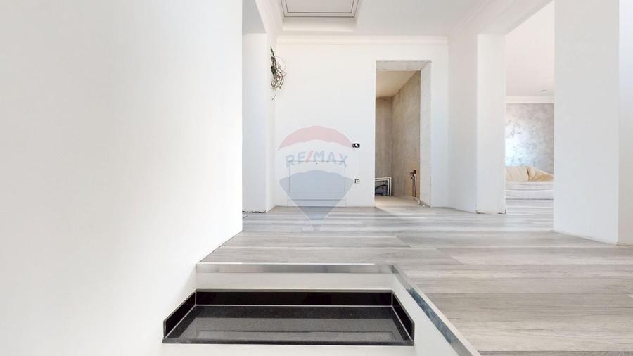Casă individuală cu 5 camere cu Teren 500 Mp în Central