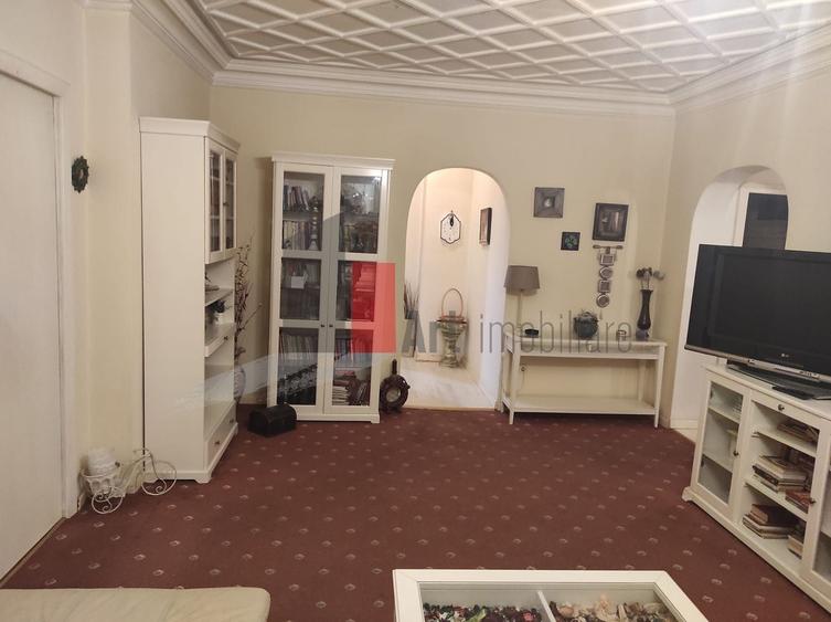 Apartament cu 3 camere semidecomandat în Universitate