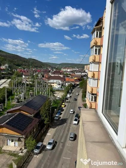 Apartament cu 3 camere semidecomandat în Dărmănești