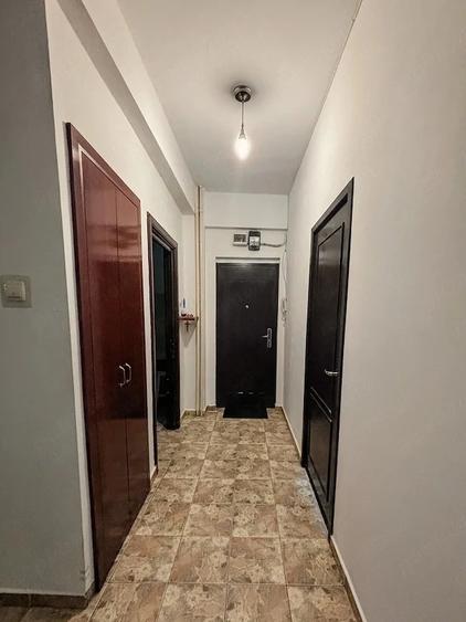 Apartament cu 3 camere decomandat în Jiului