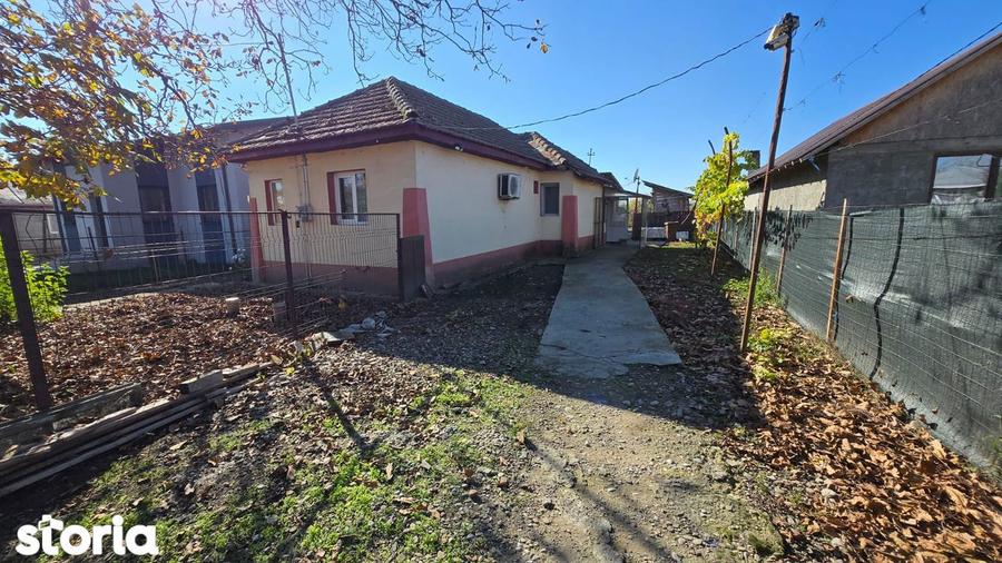 Casă cu 3 camere semidecomandat cu Teren 3197 Mp în Dumbrava