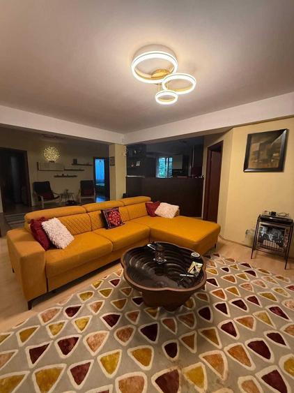 Apartament cu 4 camere decomandat, mobilat în Roșu