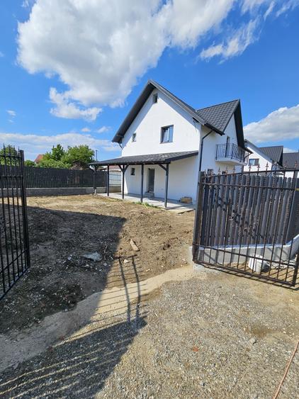 Casă cu 4 camere în Letea Veche