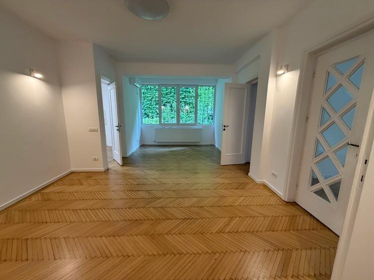 Apartament cu 3 camere semidecomandat în Capitale
