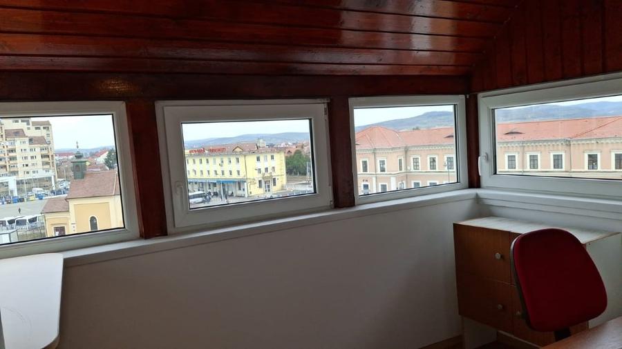 Apartament cu 4 camere decomandat în Central