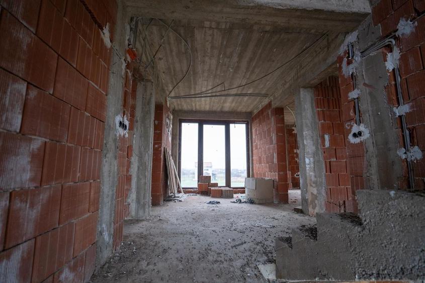 Casă individuală cu 7 camere cu Canalizare în Rontău