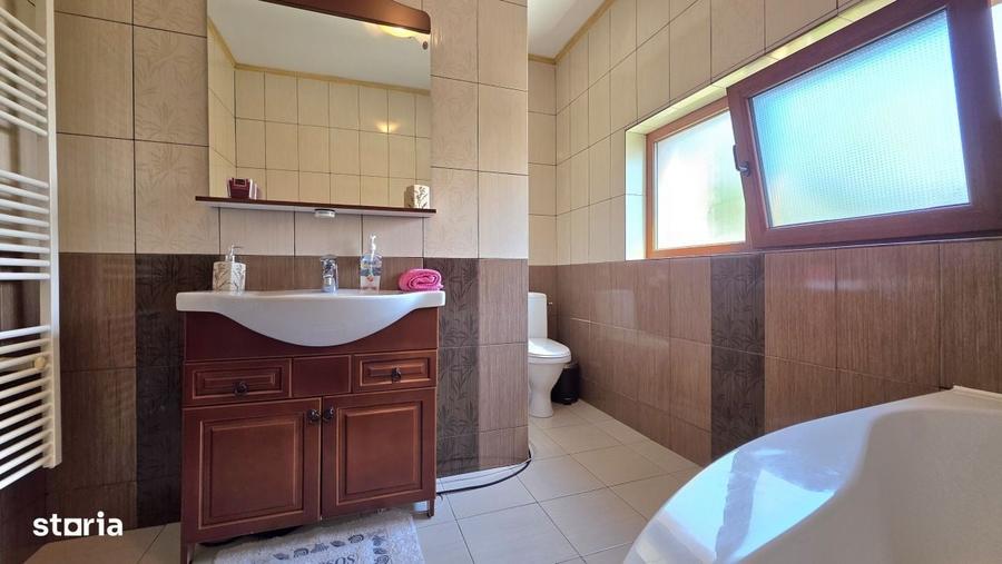 Casă cu 4 camere în Lazu