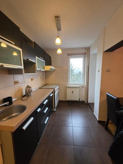 Apartament cu 3 camere semidecomandat, mobilat în Titan