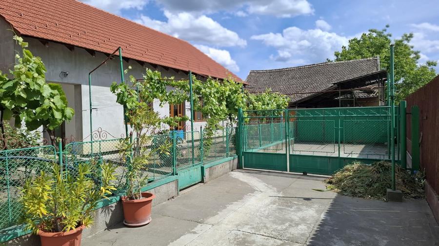 Casă individuală cu 7 camere cu Canalizare în Nădlac