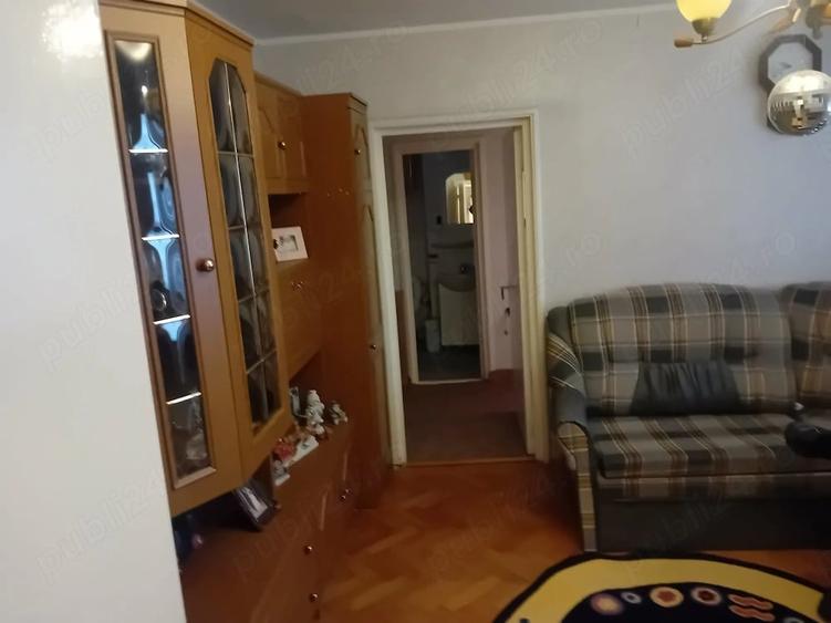 Apartament cu 3 camere semidecomandat în Dărmănești