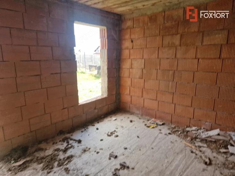 Casă cu 6 camere cu Teren 656 Mp în Izvin