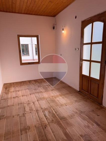 Casă individuală cu 6 camere cu Teren 1000 Mp în Central