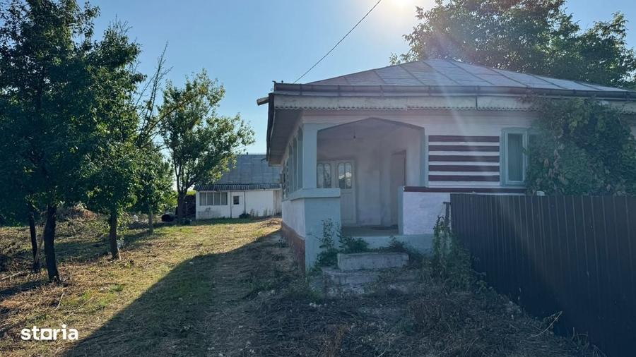 Casă cu 3 camere în Siretu