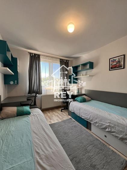 Apartament cu 3 camere semidecomandat în Turnișor