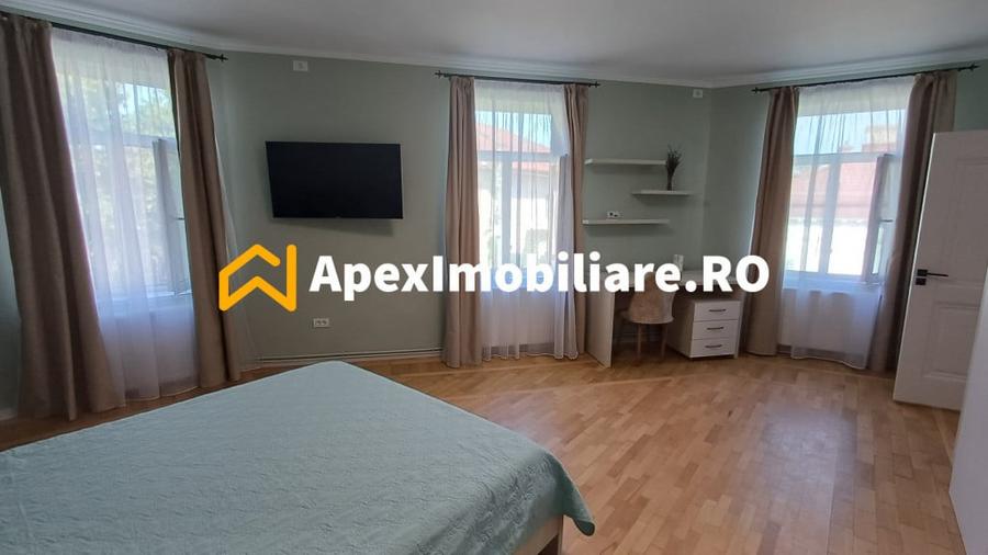 Apartament cu 3 camere semidecomandat în Moșilor