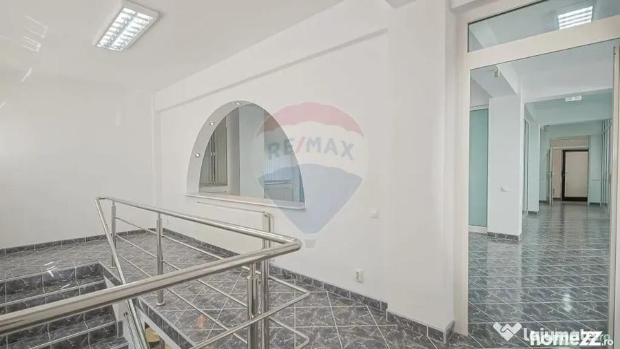 Casă cu 7 camere cu Teren 3140 Mp în Schei