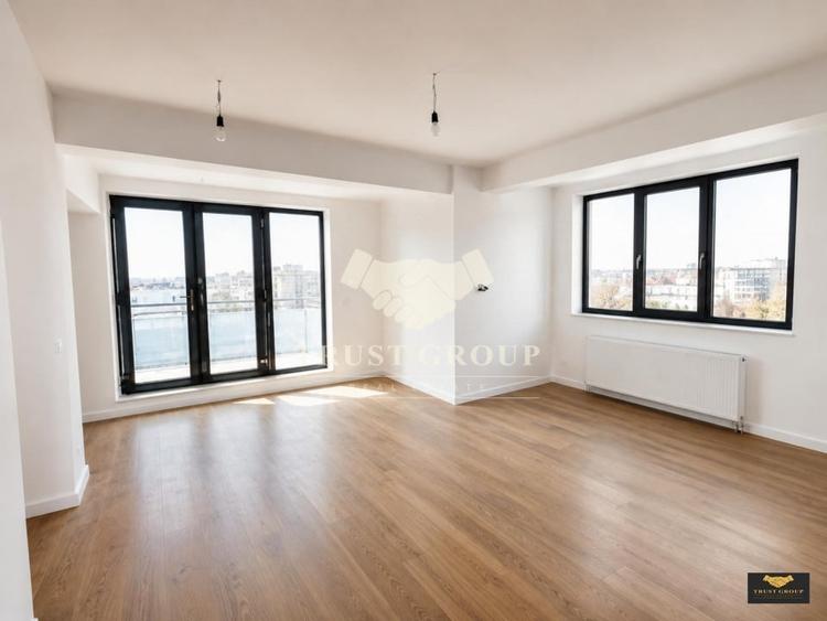 Penthouse cu 3 camere decomandat în Mihai Bravu